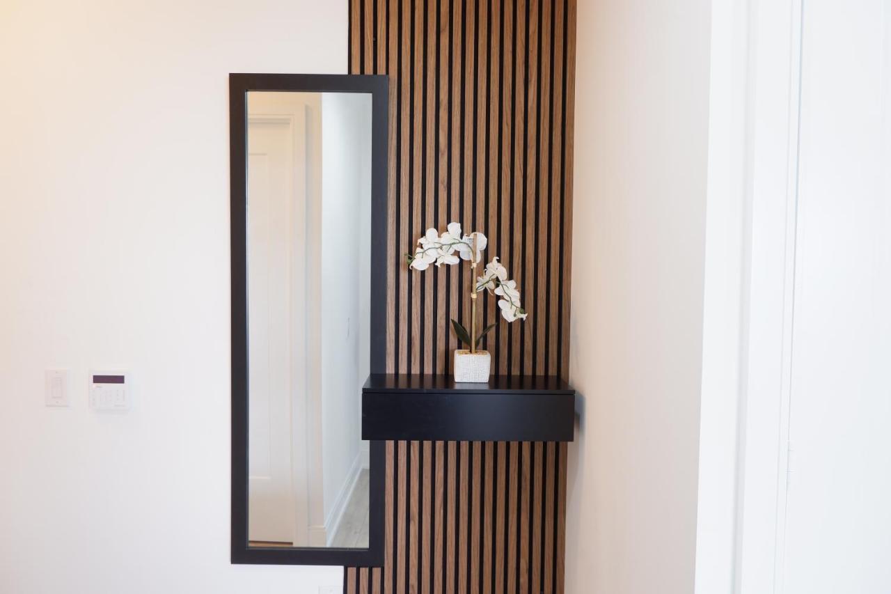 Modern Luxury Waterfront Condo Mississauga Exterior photo
